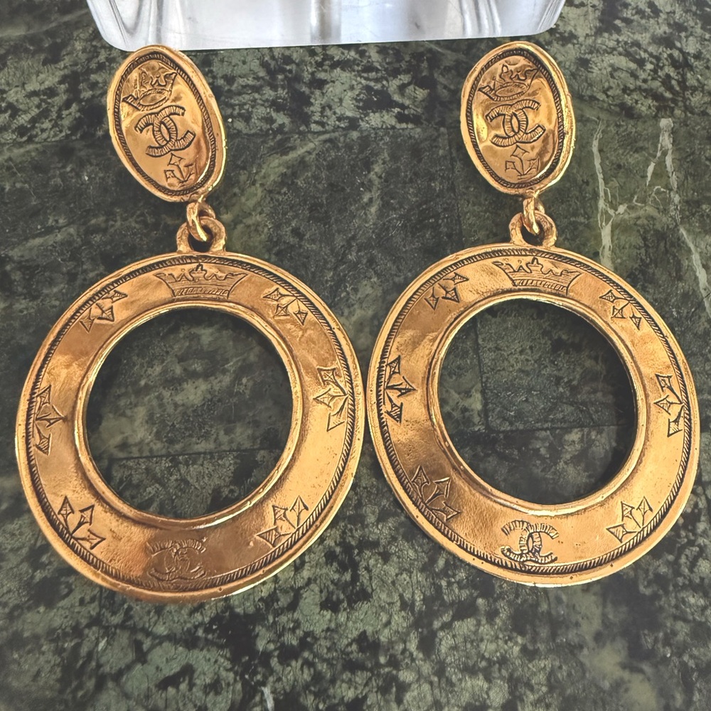 Chanel authentic vintage clip on, Hoop Earrings. Gold-plated, vintage
